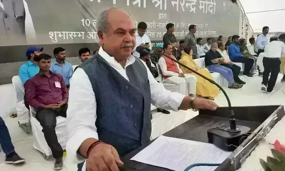 केंद्रीय मंत्री नरेंद्र सिंह तोमर ने बेरोजगारों को सौंपे नियुक्ति पत्र केंद्रीय मंत्री नरेंद्र सिंह तोमर ने बेरोजगारों को सौंपे नियुक्ति पत्र