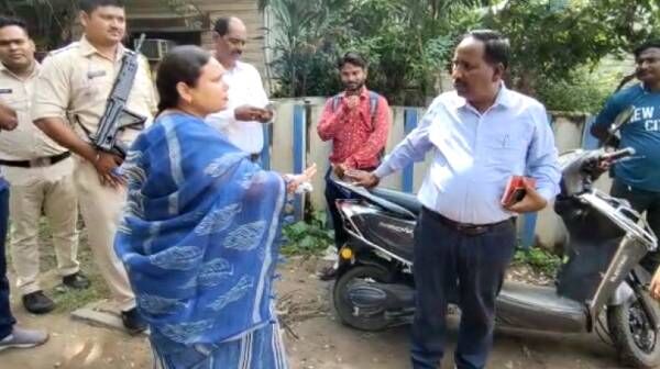 महापौर ने अधिकारियों को दिखाई गंदगी, सभापति बोले- कर्मचारी होने के बाद भी सफाई नहीं हो रही महापौर ने अधिकारियों को दिखाई गंदगी, सभापति बोले- कर्मचारी होने के बाद भी सफाई नहीं हो रही