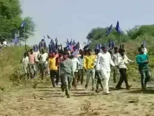 राजस्थान में 250 दलित परिवारों ने छोड़ा हिंदू धर्म, भगवान की मूर्तियां नदी में बहाई, गहलोत सरकार पर लगाए ये..आरोप राजस्थान में 250 दलित परिवारों ने छोड़ा हिंदू धर्म, भगवान की मूर्तियां नदी में बहाई, गहलोत सरकार पर लगाए ये..आरोप