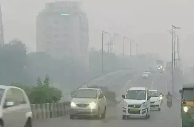 दीपावली के दिन पटाखों ने हवा में घोला जहर, दिल्ली का कुल AQI 323 पर पहुंचा