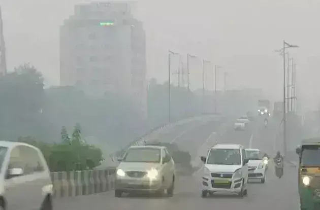 दीपावली के दिन पटाखों ने हवा में घोला जहर, दिल्ली का कुल AQI 323 पर पहुंचा