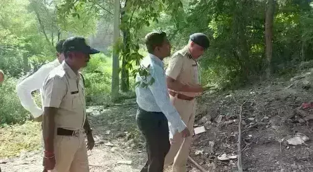 महिला से छेड़छाड़ का विरोध करने पर चली गोलियां, एक ही परिवार के 3 लोगों की हत्या महिला से छेड़छाड़ का विरोध करने पर चली गोलियां, एक ही परिवार के 3 लोगों की हत्या