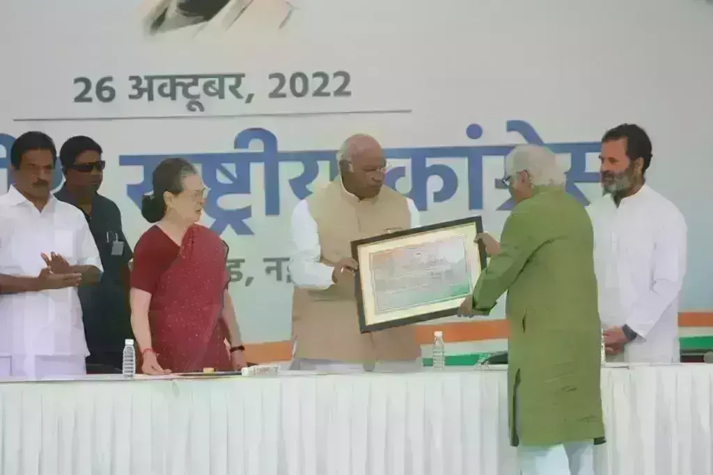 मल्लिकार्जुन ने संभाली कांग्रेस की कमान, सोनिया गांधी ने कहा- मुझे राहत मिली