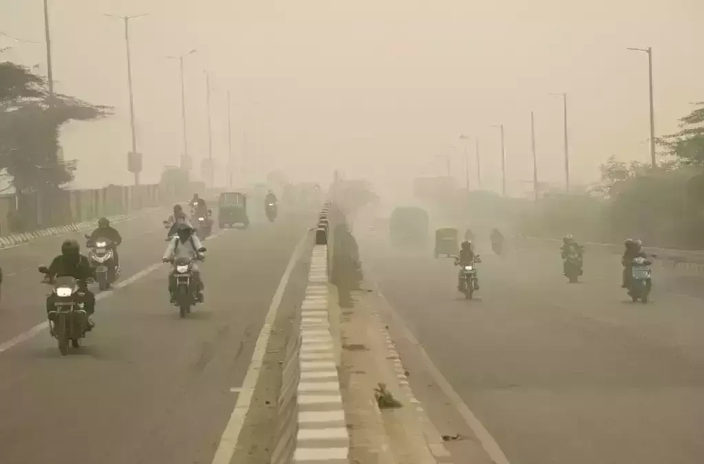 दिल्ली-एनसीआर की हवा हुई जहरीली, 24 उद्योग बंद करने के आदेश