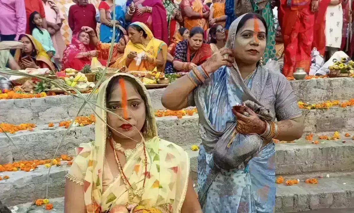 सूर्य देव को अर्घ्य देकर छठ व्रतियों ने की प्रार्थना