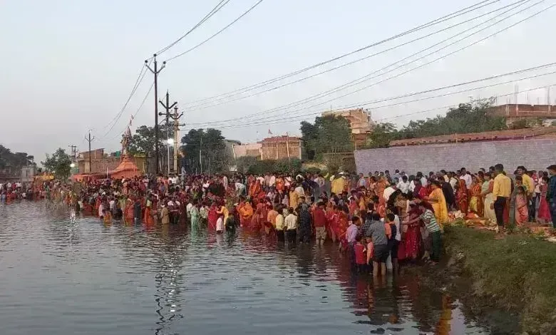 उगते सूर्य को अर्घ्य देकर संपन्न हुआ छठ महापर्व, व्रतियों ने खोला व्रत