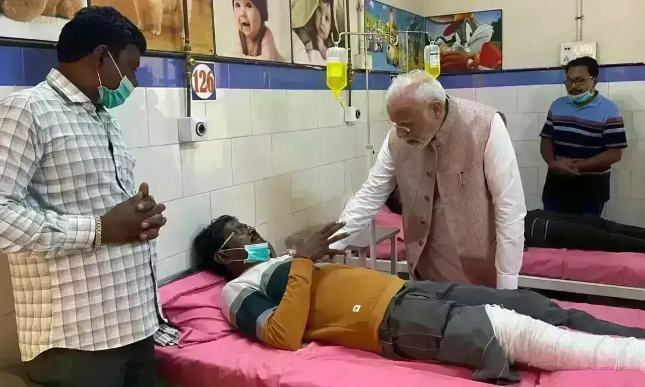 प्रधानमंत्री मोदी पहुंचे मोरबी, घायलों से मुलाकात कर जाना हाल, मृतकों के परिजनों को बंधाया ढांढस