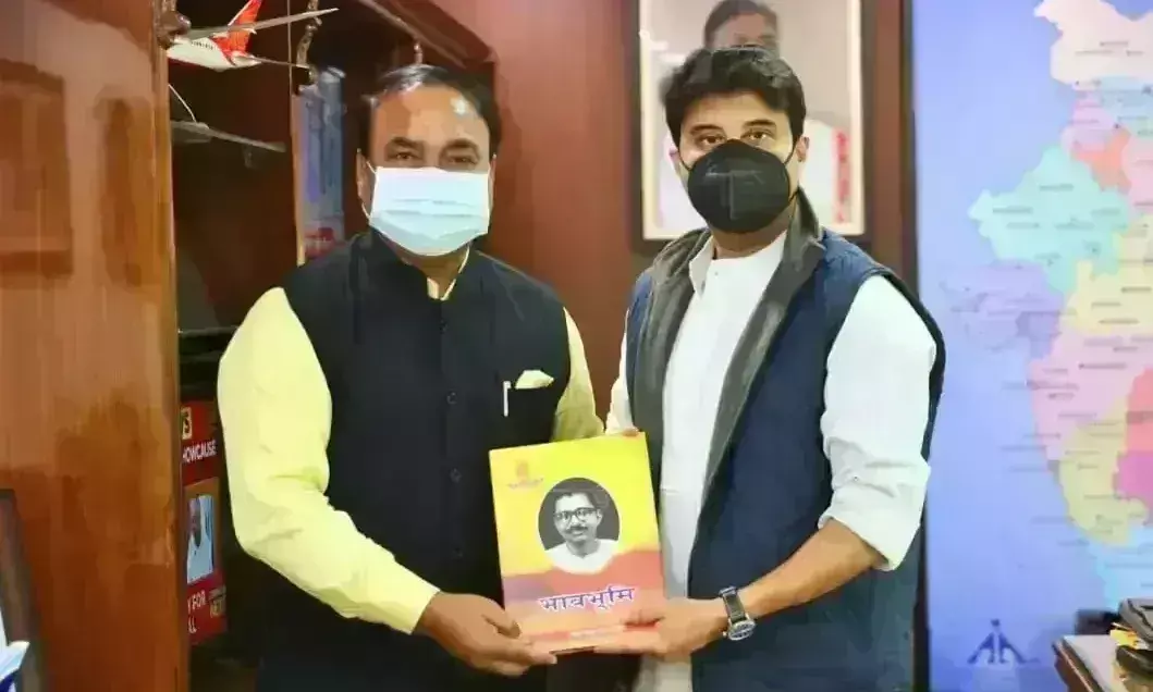 स्वदेश के ब्यूरो प्रमुख डॉ राकेश शर्मा ने केंद्रीय मंत्री सिंधिया से की मुलाकात, समसामयिक विषयों पर हुई चर्चा स्वदेश के ब्यूरो प्रमुख डॉ राकेश शर्मा ने केंद्रीय मंत्री सिंधिया से की मुलाकात, समसामयिक विषयों पर हुई चर्चा