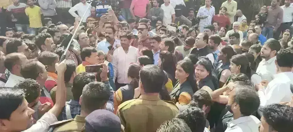 गुना : भारत माता की जय बोलने पर छात्र को मिली सजा, टीचर ने क्लास में जमीन पर बिठाया गुना : भारत माता की जय बोलने पर छात्र को मिली सजा, टीचर ने क्लास में जमीन पर बिठाया