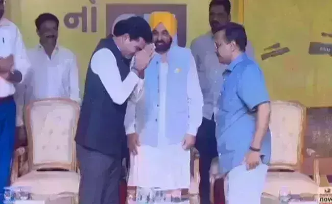 आम आदमी पार्टी ने गुजरात में इसुदान गढ़वी को बनाया मुख्यमंत्री उम्मीदवार, जानिए है कौन ? आम आदमी पार्टी ने गुजरात में इसुदान गढ़वी को बनाया मुख्यमंत्री उम्मीदवार, जानिए है कौन ?