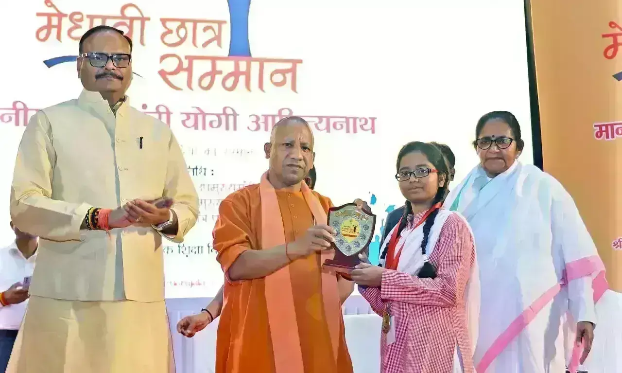 मुख्यमंत्री ने हाईस्कूल व इंटरमीडिएट में परचम फहराने वाले मेधावी छात्र-छात्राओं का किया सम्मान