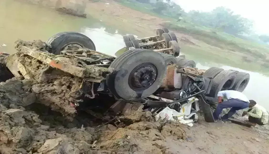 गिट्टी से भरा ट्रक  पुल की रेलिंग तोड़ क्वांरी नदी में गिरा, ड्राइवर-कंडकटर की मौत