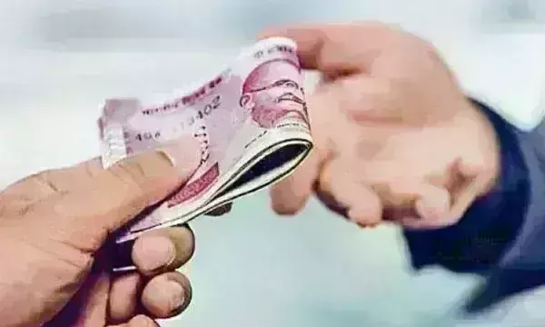 श्योपुर : रिश्वत लेने के बाद भी जनपद सीईओ ने नहीं किया काम, शिकायत करने थाने पहुंचा रोजगार सहायक श्योपुर : रिश्वत लेने के बाद भी जनपद सीईओ ने नहीं किया काम, शिकायत करने थाने पहुंचा रोजगार सहायक