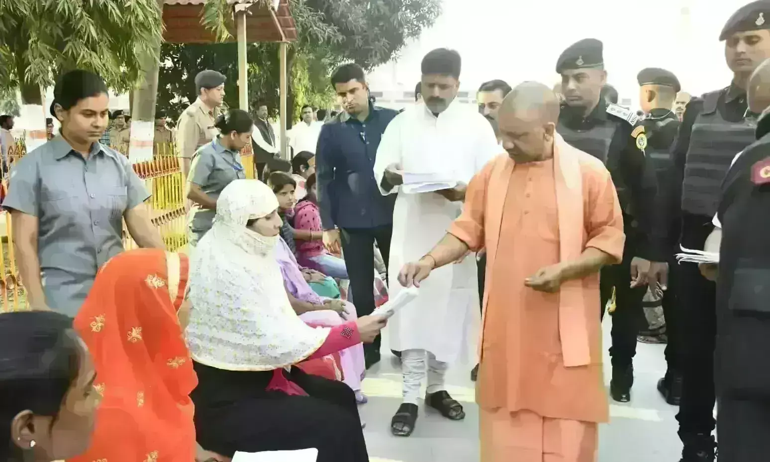 जनता दर्शन में पहुंचे आठ सौ से अधिक फरियादी, मुख्यमंत्री योगी को सुनाई व्यथा