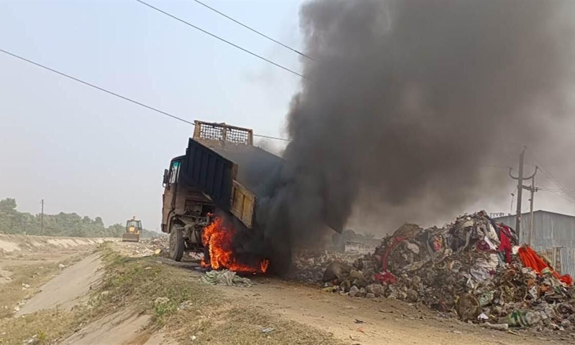 मुरैना में हाईटेंशन लाइन से टकराया डंपर, करंट लगने से झुलसे ड्राइवर-हेल्पर