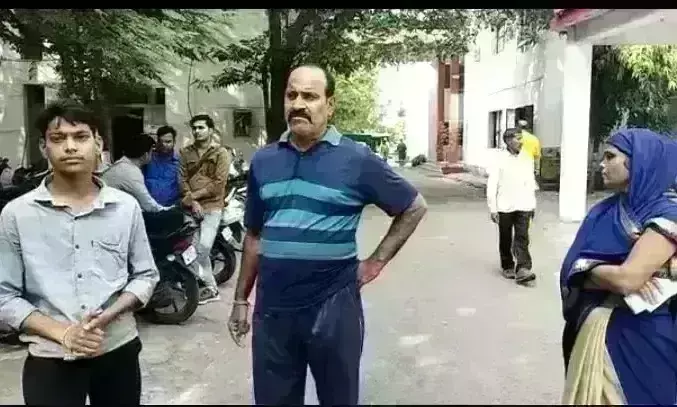 युवकों ने बंधक बनाकर नाबालिग के साथ की मारपीट, वीडियो किया वायरल युवकों ने बंधक बनाकर नाबालिग के साथ की मारपीट, वीडियो किया वायरल