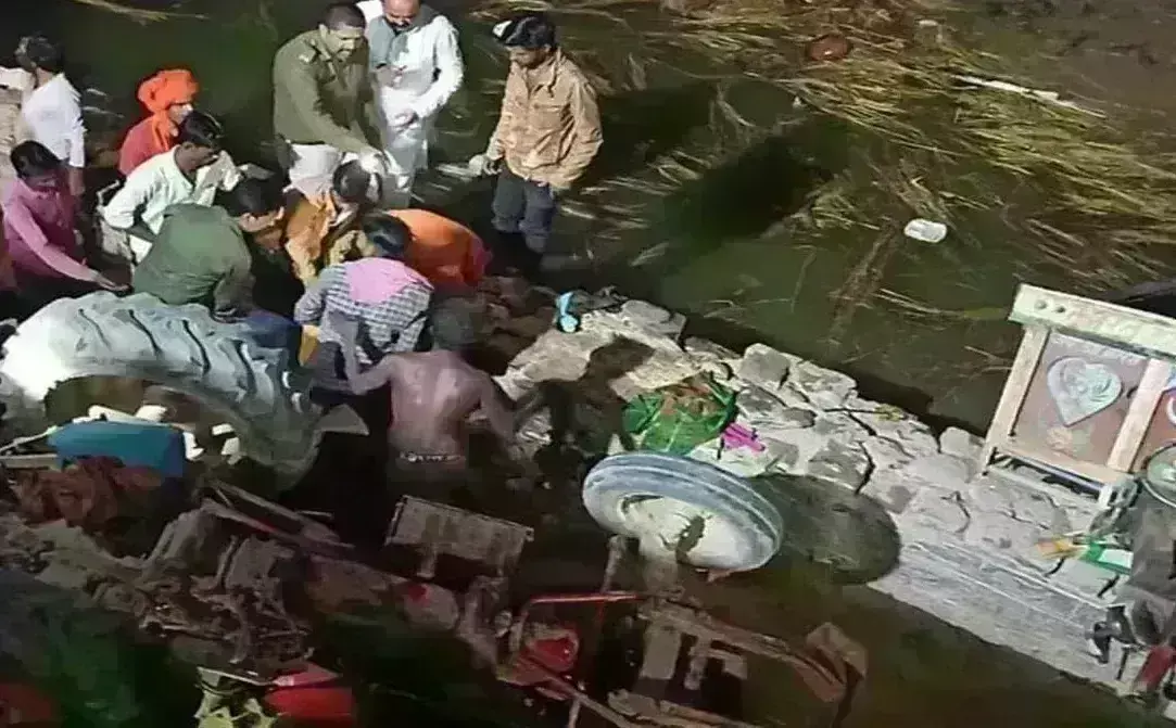 दतिया में बड़ा हादसा, श्रद्धालुओं से भरी ट्रैक्टर-ट्रॉली नदी में गिरी, 3 की मौत