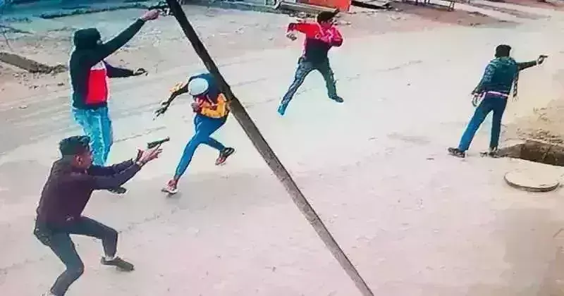 पंजाब में बेअदबी के आरोप में डेरा प्रेमी की गोली मारकर हत्या, कैमरे में कैद हुई वारदात पंजाब में बेअदबी के आरोप में डेरा प्रेमी की गोली मारकर हत्या, कैमरे में कैद हुई वारदात