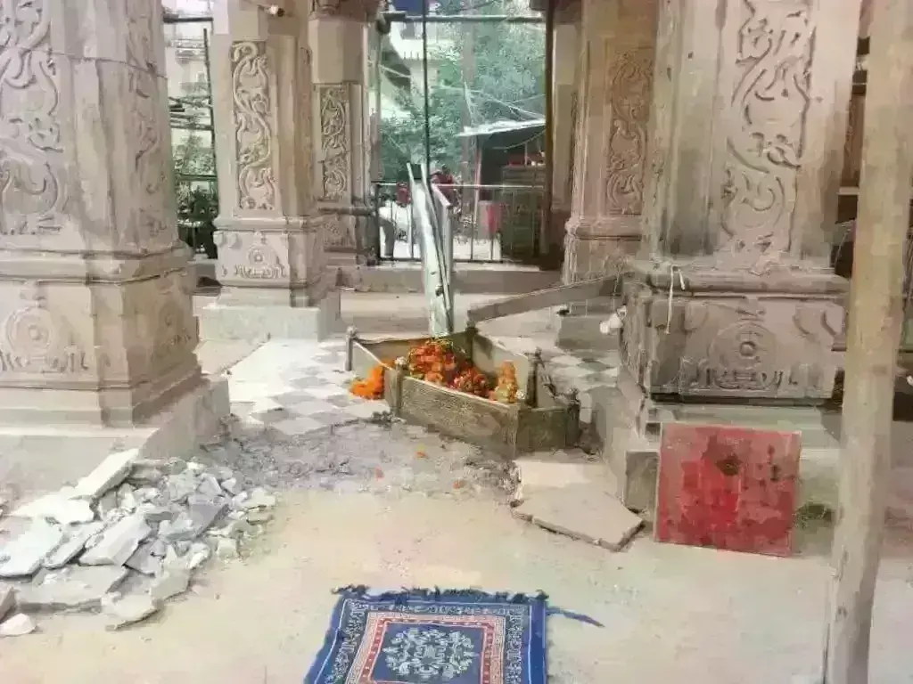 राजनीति के खेल में उलझ गया है श्री अचलेश्वर महादेव मंदिर का निर्माण कार्य राजनीति के खेल में उलझ गया है श्री अचलेश्वर महादेव मंदिर का निर्माण कार्य