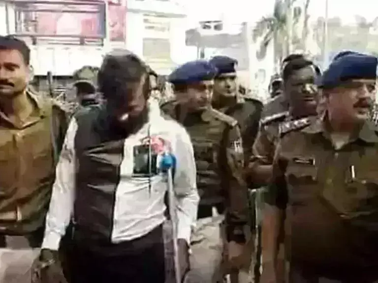 जिसके आतंक से थर्राया चम्बल: वह गुड्डा न्यायालय पहुंचा बैसाखी के सहारे जिसके आतंक से थर्राया चम्बल: वह गुड्डा न्यायालय पहुंचा बैसाखी के सहारे