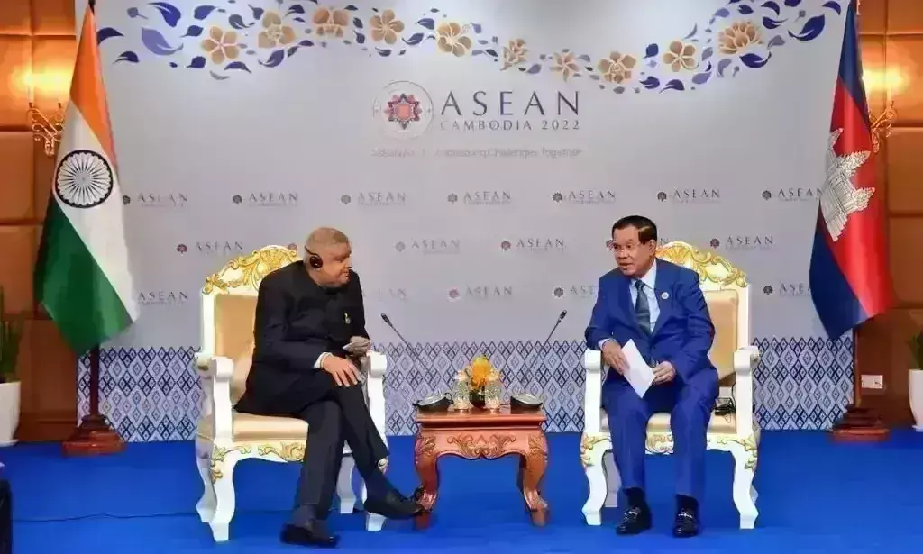 कंबोडिया पहुंचे उपराष्ट्रपति, कहा - दोनों देश सदियों पुरानी सभ्यता से जुड़े हैं कंबोडिया पहुंचे उपराष्ट्रपति, कहा - दोनों देश सदियों पुरानी सभ्यता से जुड़े हैं