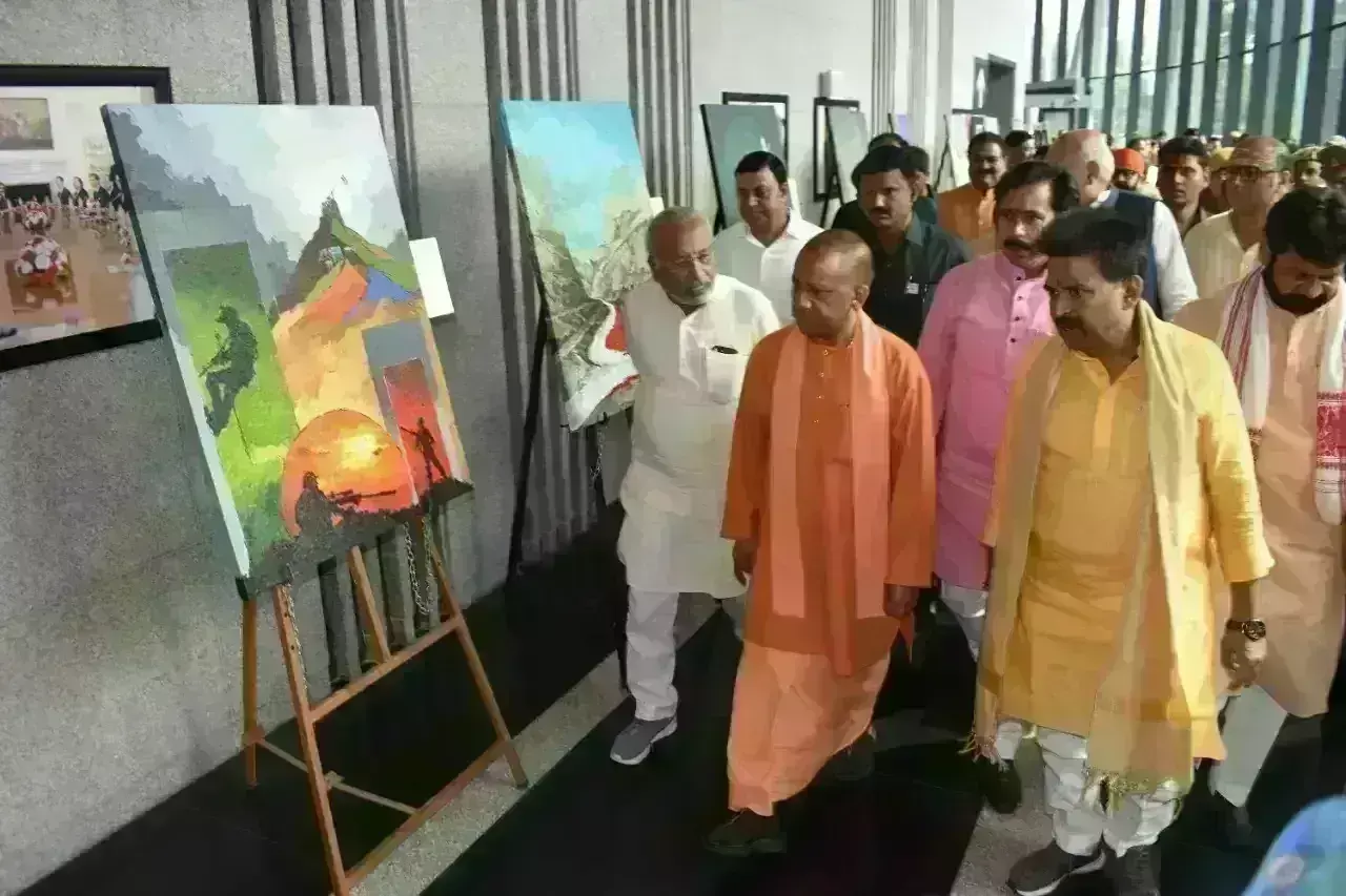 प्रधानमंत्री मोदी के जीवन पर आधारित चित्र प्रदर्शनी का सीएम योगी ने किया उद्घाटन