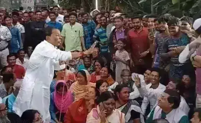 ममता के मंत्री अखिल गिरी ने राष्ट्रपति पर की अभद्र टिप्पणी, सोशल मीडिया पर घिरे ममता के मंत्री अखिल गिरी ने राष्ट्रपति पर की अभद्र टिप्पणी, सोशल मीडिया पर घिरे