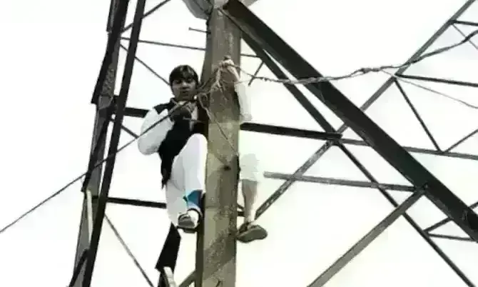 एमसीडी चुनाव का टिकट न मिलने पर टावर पर चढ़ा आप नेता, किया हंगामा