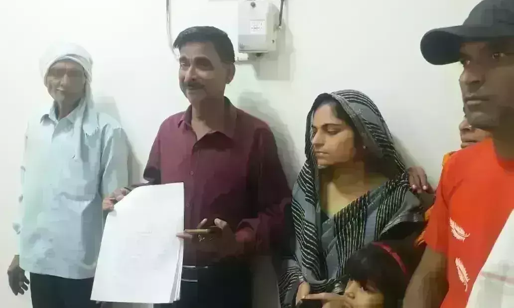 हत्या के मामले में फरार आरोपी ने घर में घुसकर दी जान से मारने की धमकी ,वीडियो वायरल हत्या के मामले में फरार आरोपी ने घर में घुसकर दी जान से मारने की धमकी ,वीडियो वायरल