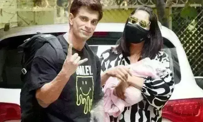 बेटी को सीने से चिपकाएं पहली बार घर पहुंची बिपाशा बासु, बताया क्या रखा है नाम ?