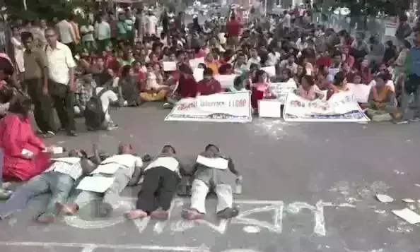 शिक्षक भर्ती उम्मीदवारों ने ममता बनर्जी का आवास घेरा, कहा- नौकरी दो या गोली मार दो