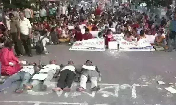 शिक्षक भर्ती उम्मीदवारों ने ममता बनर्जी का आवास घेरा, कहा- नौकरी दो या गोली मार दो