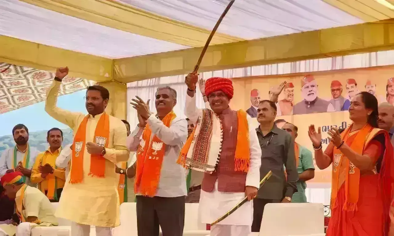 गुजरात में गरजे सीएम शिवराज, मोदी को कल्पवृक्ष, केजरीवाल को बबूल और राहुल गांधी को बताया खरपतवार