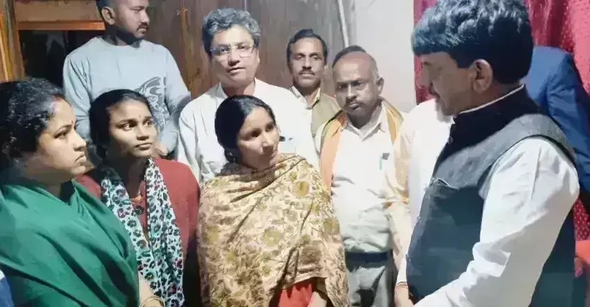 लव जिहाद की शिकार निधि गुप्ता के परिजनों से मिले योगी सरकार के मंत्री