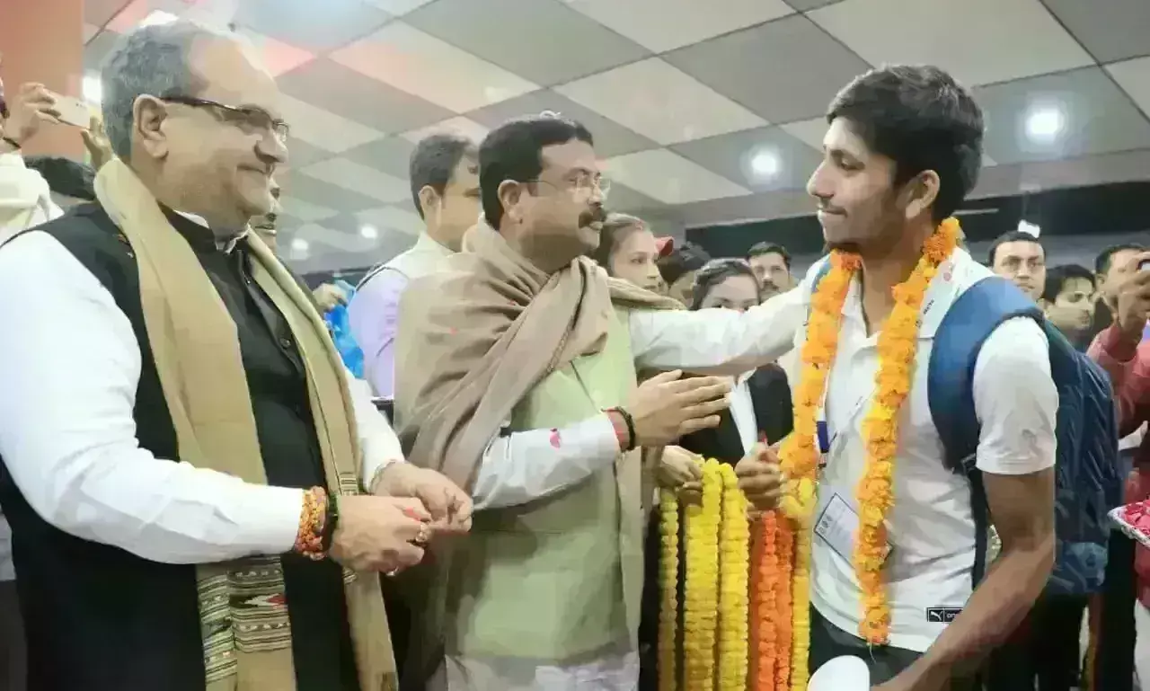 काशी तमिल संगमम में भाग लेने पहुंचे तमिलनाडु के छात्र, हुआ जोरदार स्वागत काशी तमिल संगमम में भाग लेने पहुंचे तमिलनाडु के छात्र, हुआ जोरदार स्वागत