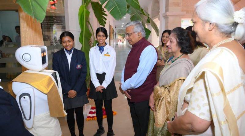 छात्राओं ने बनाया चलता फिरता रोबोट्स, पढ़ लेता है चेहरा