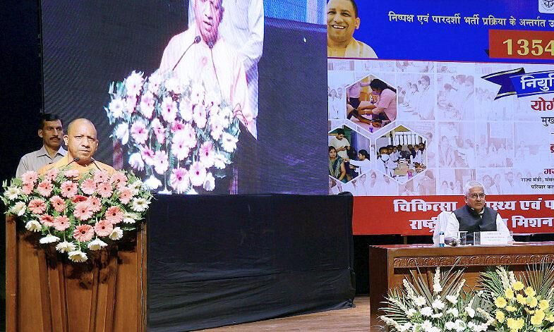 मुख्यमंत्री योगी ने नर्सों को दिए नियुक्ति पत्र, कहा -उप्र देश की दूसरी बड़ी अर्थव्यवस्था