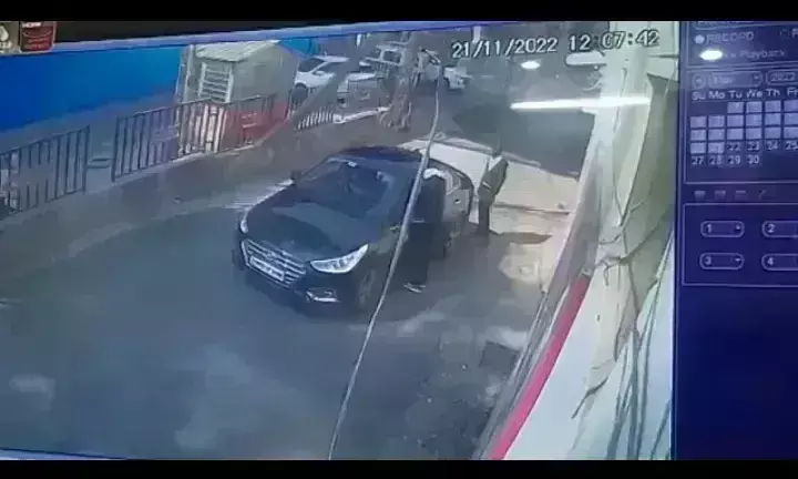 ग्वालियर में अपराधियों ने दिन दहाड़े दिया लूट की वारदात को अंजाम, CCTV वीडियो वायरल ग्वालियर में अपराधियों ने दिन दहाड़े दिया लूट की वारदात को अंजाम, CCTV वीडियो वायरल