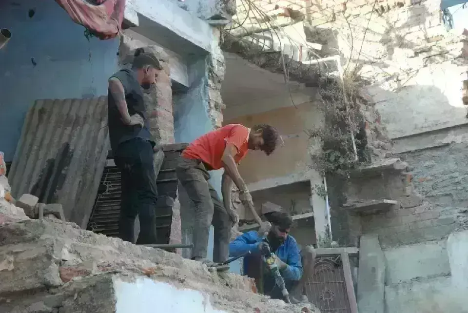 किलागेट से हजीरा के बीच टूटेंगे भवन, खुद ही तोडऩे का दिया जाएगा समय किलागेट से हजीरा के बीच टूटेंगे भवन, खुद ही तोडऩे का दिया जाएगा समय