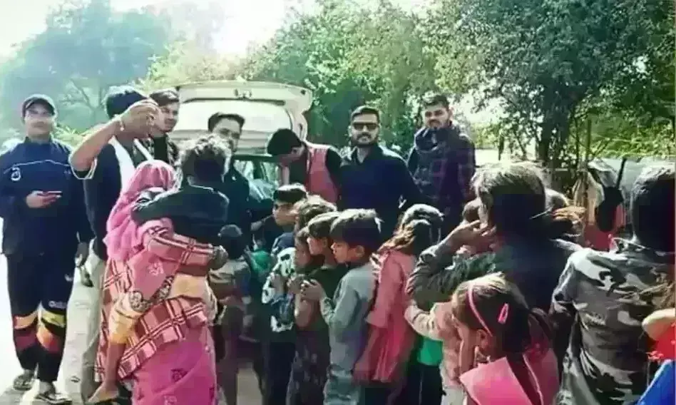 सर्दी में गर्म कपड़े देख गरीबों के चेहरे खिले, ददरौआ धाम भक्त मंडल कमेटी ने किए वितरित सर्दी में गर्म कपड़े देख गरीबों के चेहरे खिले, ददरौआ धाम भक्त मंडल कमेटी ने किए वितरित