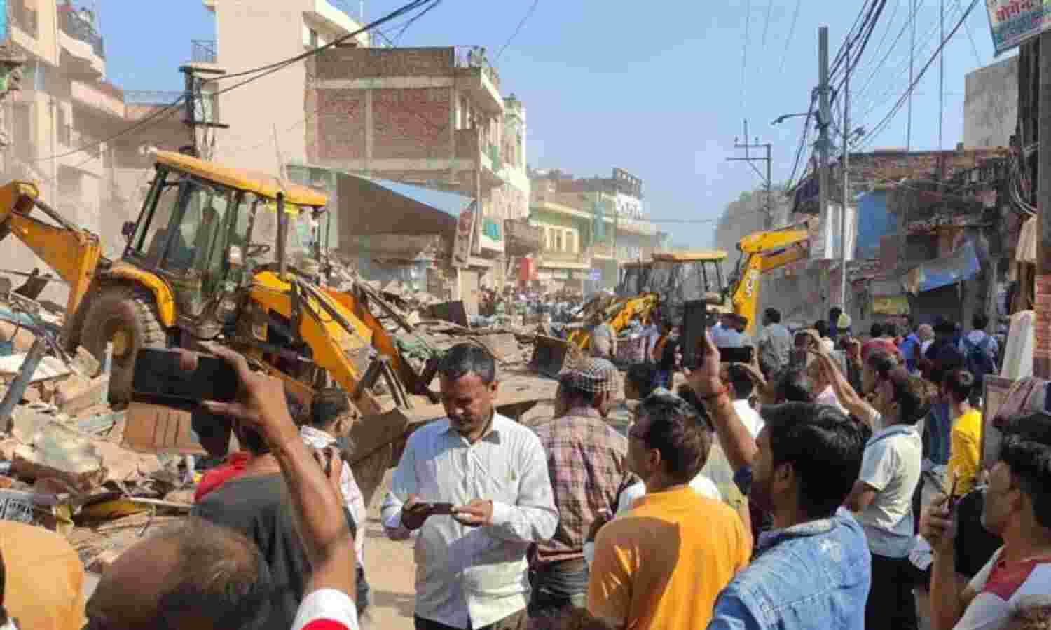 जेसीबी देखकर दहशत में आए लोग, जो मकान बचे थे उनमें शुरु हुई तुड़ाई