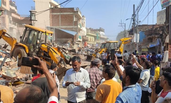 जेसीबी देखकर दहशत में आए लोग, जो मकान बचे थे उनमें शुरु हुई तुड़ाई