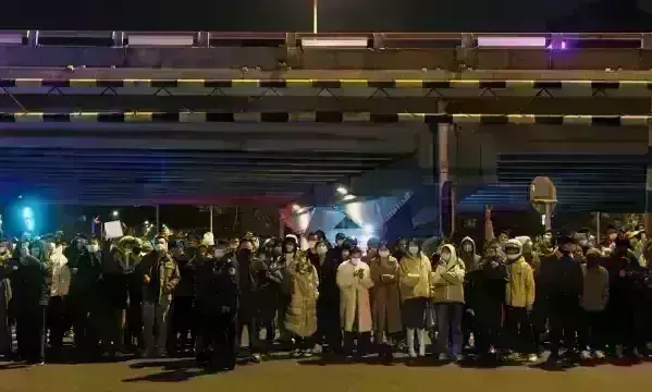 चीन में सरकार के खिलाफ सड़कों पर उतरे लोग, जिनपिंग गद्दी छोड़ो के नारे लगे