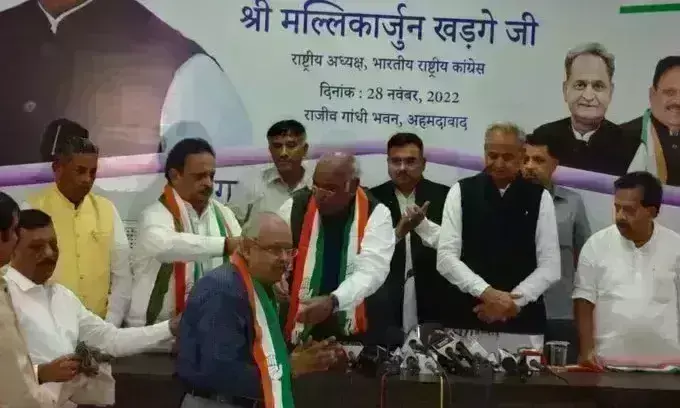 गुजरात में दल-बदल का दौर शुरू, पूर्व मंत्री व्यास ने थामा कांग्रेस का दामन