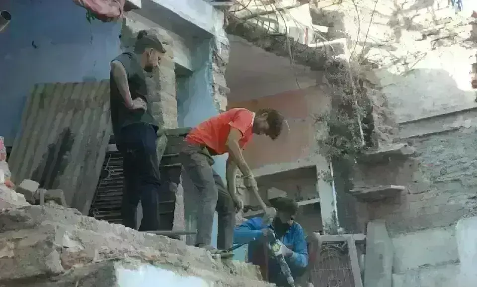 अब किलागेट से हजीरा तक लगे क्रॉस, दहशत में आए लोग अब किलागेट से हजीरा तक लगे क्रॉस, दहशत में आए लोग