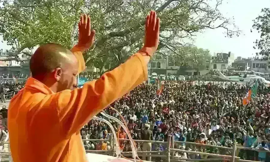 मैनपुरी में गरजे योगी आदित्यनाथ, कहा - लूटते थे चाचा-भतीजे और बदनाम होती थी जनता