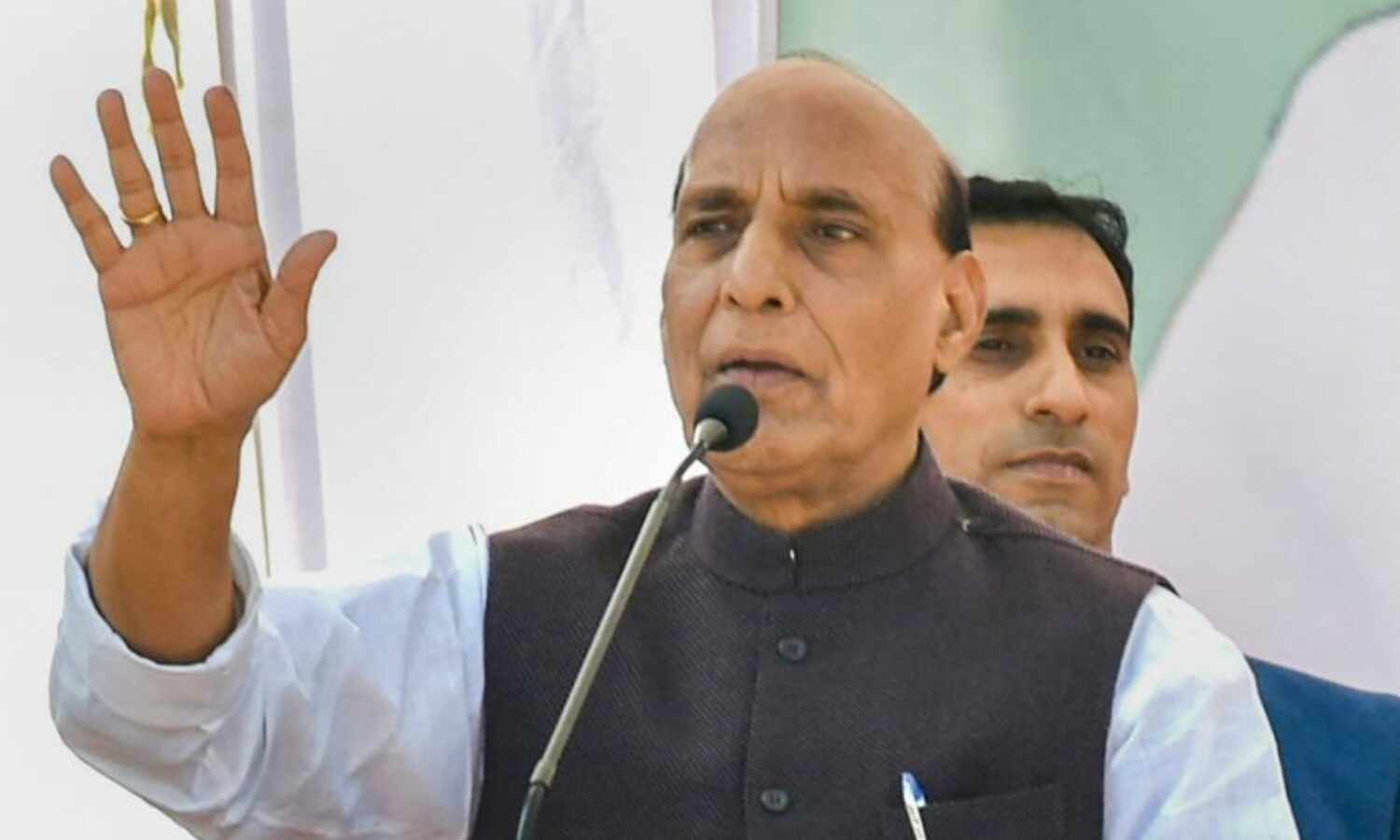 लड़ाकू विमानों ने हवा में दिखाएं करतब, रक्षा मंत्री ने कहा- भारत सभी आपदाओं से लड़ने में सक्षम