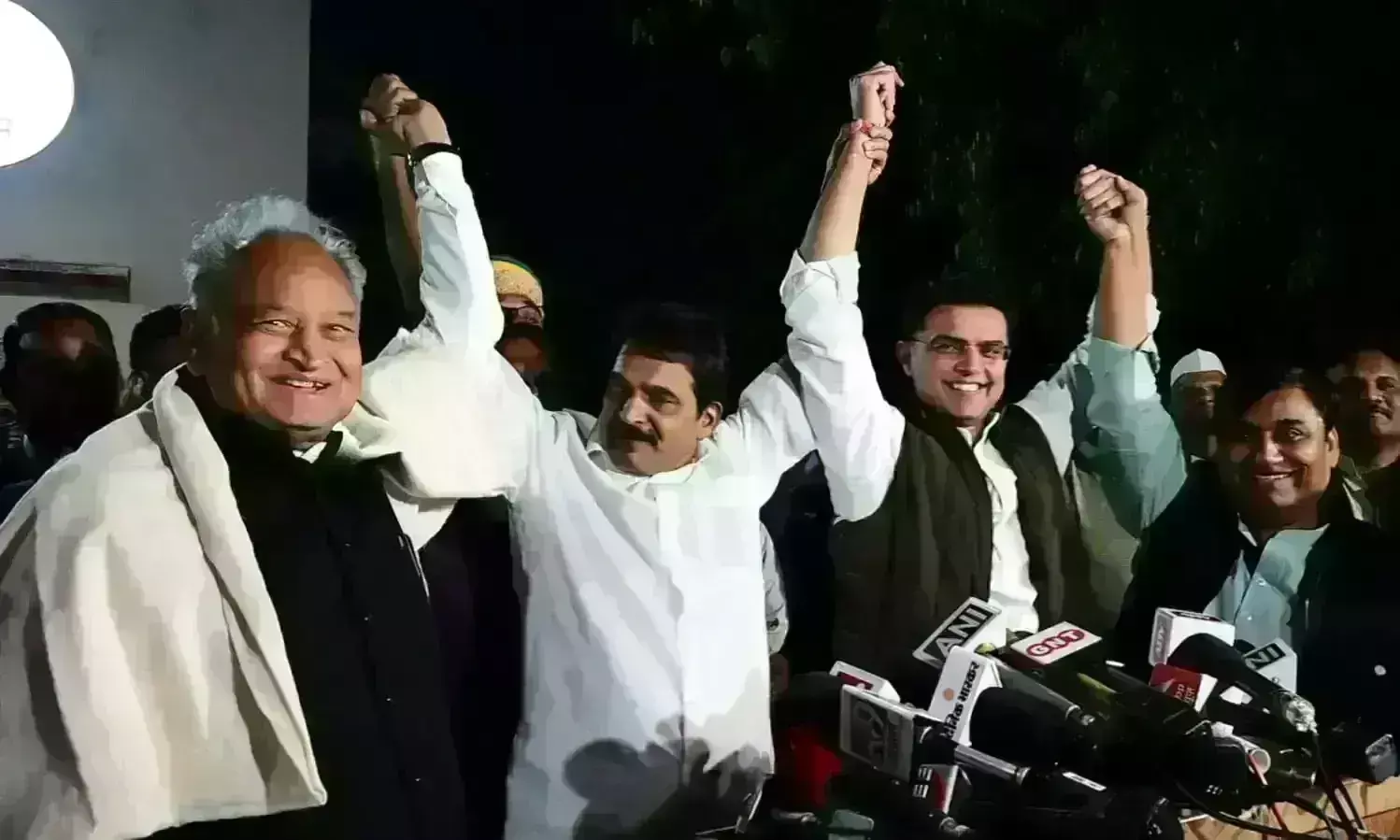 गद्दार विवाद के बाद पहली बार आमने-सामने हुए गहलोत-पायलट, एक-दूसरे को देख दिया ये...रिएक्शन गद्दार विवाद के बाद पहली बार आमने-सामने हुए गहलोत-पायलट, एक-दूसरे को देख दिया ये...रिएक्शन