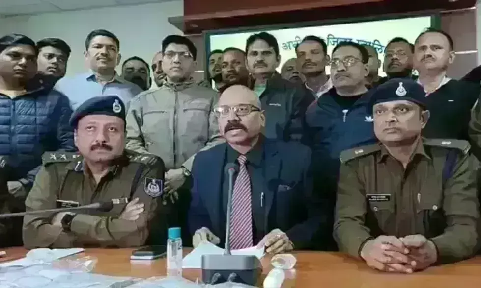 पुलिस प्रशासन को मिली बड़ी सफलता ,35 लाख की लूट के 4 आरोपी गिरफ्तार पुलिस प्रशासन को मिली बड़ी सफलता ,35 लाख की लूट के 4 आरोपी गिरफ्तार