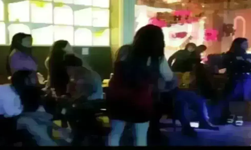 बार में जाम से जाम टकरा रहे थे युवक-युवतियां, पुलिस के पहुंचते ही मची भगदड़, केस दर्ज